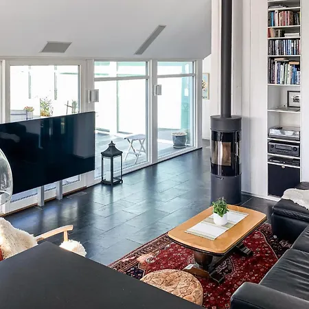 3 Bedroom Beautiful In Casa vacanze *